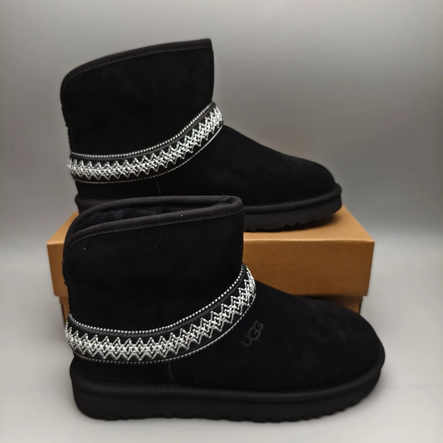 💰560 UGG sheepskin all-in-one snow boots 8262 ethnic style mid-calf boots Color: Maroon Black Size: 35-40